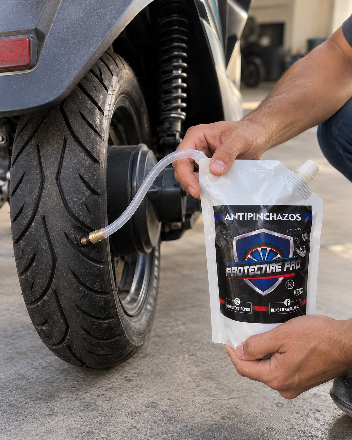 Aplicando el sellante por la válvula de una moto eléctrica